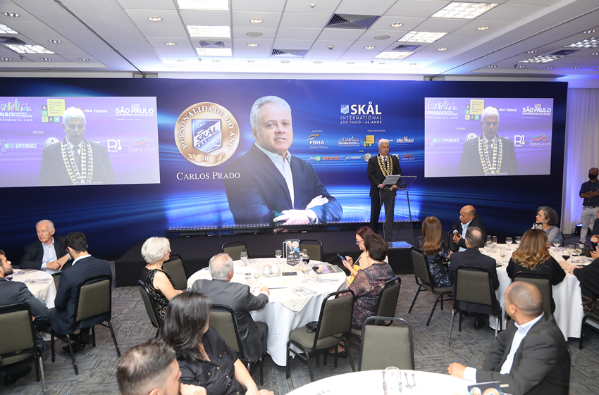 La Presidenta de Skål International Brasil, Vera de Camillis, y el Presidente de Skål International São Paulo, Walter Teixeira, reciben al Skålega Carlos Prado, elegido Personalidad Skål 2021.